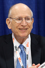 Foto de l'autor. Stuart E. Eizenstat at the 2018 U.S. National Book Festival By Fuzheado - Own work, CC BY-SA 4.0, <a href="https://commons.wikimedia.org/w/index.php?curid=72307741" rel="nofollow" target="_top">https://commons.wikimedia.org/w/index.php?curid=72307741</a>