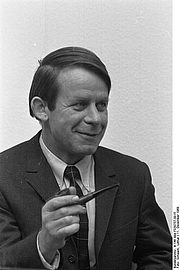 Kirjailijan kuva. Photo by Lothar Schaack. (Deutsches Bundesarchiv  B 145 Bild-F030757-0015)