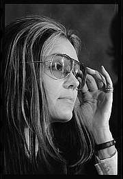 Foto de l'autor. Gloria Steinem (1934-   )<br>
News conference, Women's Action Alliance. <br>Photograph by Warren K. Leffler, Jan. 12,  1972.<br>
(U.S. News and World Report Collection, <br>Library of Congress Prints and Photographs Division)