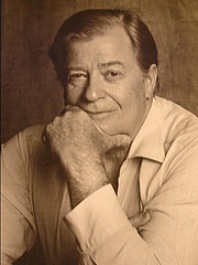Författarporträtt. James Clavell in 1986. Foto achteromslag Wervelwind