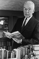 Författarporträtt. 1964 photograph by Boston University Photo Services.