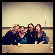 Foto de l'autor. Photo taken when I was in a class taught by Jennifer Barnes and she invited other authors to talk to us. Author on left with blond hair is Ally Carter, next to her is me (just a fan), then Jennifer Lynn Barnes, and Rachel Vincent