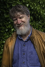Forfatter foto. Sharov in Lavigny, 2016 By Schischkinm - Own work, CC BY-SA 4.0, <a href="https://commons.wikimedia.org/w/index.php?curid=77898721" rel="nofollow" target="_top">https://commons.wikimedia.org/w/index.php?curid=77898721</a>