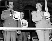 Kirjailijan kuva. Gallegos (left) with Harry S. Truman. <a href="http://www.trumanlibrary.org/photographs/view.php?id=19247">Harry S. Truman Library & Museum</a>