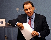 Foto de l'autor. Is America's Body Politic Broken?, The C Douglas Dillon Lecture, 16 October 2012 By Chatham House - Ron Suskind, Senior Fellow, Edmund Safra Center for Ethics, Harvard University, CC BY 2.0, <a href="https://commons.wikimedia.org/w/index.php?curid=26223587" rel="nofollow" target="_top">https://commons.wikimedia.org/w/index.php?curid=26223587</a>