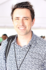 Foto de l'autor. Author Jarrett J. Krosoczka at the 2018 Texas Book Festival in Austin, Texas, United States. By Larry D. Moore, CC BY-SA 4.0, <a href="https://commons.wikimedia.org/w/index.php?curid=74264766" rel="nofollow" target="_top">https://commons.wikimedia.org/w/index.php?curid=74264766</a>