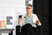 Foto de l'autor. Sigrid Nunez gives a presentation in the Fiction Stage at the National Book Festival, August 31, 2019. Photo by Ralph Small/Library of Congress. By Library of Congress Life - 20190831RS0155.jpg, CC0, <a href="https://commons.wikimedia.org/w/index.php?curid=82899232" rel="nofollow" target="_top">https://commons.wikimedia.org/w/index.php?curid=82899232</a>