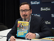 Forfatter foto. John Hodgman at BookExpo at the Javits Center in New York City, May 2019. By Rhododendrites - Own work, CC BY-SA 4.0, <a href="https://commons.wikimedia.org/w/index.php?curid=79387555" rel="nofollow" target="_top">https://commons.wikimedia.org/w/index.php?curid=79387555</a>
