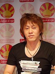 Foto de l'autor. Hiro Mashima (by Esby, 2010)