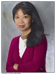 Foto de l'autor. Jean Kwok, photo by Sigrid Estrada.