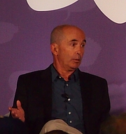 Kirjailijan kuva. reading at National Book Festival By Slowking4 - Own work, GFDL 1.2, <a href="https://commons.wikimedia.org/w/index.php?curid=62180044" rel="nofollow" target="_top">https://commons.wikimedia.org/w/index.php?curid=62180044</a>