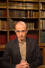 Foto del autor. Yuval Noah Harari le 15 septembre 2017 lors de l'émission littéraire 'La Bibliothèque Médicis' sur la chaîne TV 'Public Sénat' à l'occasion de la parution de 'Homo deux. Une brève histoire de l’avenir' (Albin Michel)