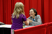Foto de l'autor. Cece Bell signs books for fans at the National Book Festival, August 31, 2019. Photo by Edmond Joe/For the Library of Congress.By Library of Congress Life - 20190831EJ0634.jpg, CC0, <a href="https://commons.wikimedia.org/w/index.php?curid=82899263" rel="nofollow" target="_top">https://commons.wikimedia.org/w/index.php?curid=82899263</a>