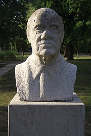 Kirjailijan kuva. Bust of Milán Füst in Budapest By Akela3 - Own work, CC BY-SA 3.0, <a href="https://commons.wikimedia.org/w/index.php?curid=33329053" rel="nofollow" target="_top">https://commons.wikimedia.org/w/index.php?curid=33329053</a>