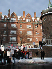 Foto de l'autor. WGA strike supporters outside Harvard Lampoon building, Harvard Square, November 2007; photo by <A HREF="http://www.flickr.com/people/sushiesque/">sushiesque</A>