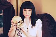 Forfatter foto. Found at <a href="http://www.scpr.org/programs/offramp/2012/01/28/22300/to-live-and-die-in-la-caitlin-doughty-star-of-yout/" rel="nofollow" target="_top">http://www.scpr.org/programs/offramp/2012/01/28/22300/to-live-and-die-in-la-cait...</a>
