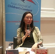 Foto de l'autor. Author Ying Chang Compestine speaking at the Asian Festival of Children's Content By Kushnerkali - Own work, CC BY-SA 4.0, <a href="https://commons.wikimedia.org/w/index.php?curid=60969599" rel="nofollow" target="_top">https://commons.wikimedia.org/w/index.php?curid=60969599</a>