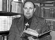 Foto de l'autor. Maurice Doreal in the library at the Sedalia compound