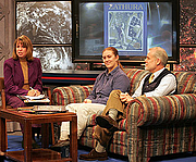 Autoren-Bild. Author of children's books Chris Van Allsburg (right) and NASA engineer Jennifer Keyes (center) speak with Digital Learning Network host Rachael Manzer during a live videoconference on Nov. 16 at Langley Research Center. Photo by Jeff Caplan.
(nasa.gov)