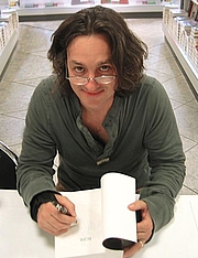Foto de l'autor. Photo by Fritz Saalfield, 2006 (Wikimedia Commons)