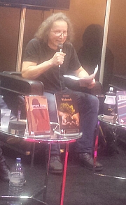 Kirjailijan kuva. Louis Hamelin photographed photographed in Montréal , Québec, Canada at the Salon du livre de Montréal 2018. By Bull-Doser - Own work., Public Domain, <a href="https://commons.wikimedia.org/w/index.php?curid=75098477" rel="nofollow" target="_top">https://commons.wikimedia.org/w/index.php?curid=75098477</a>