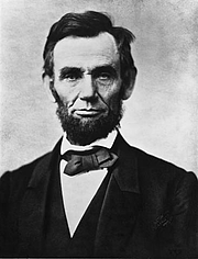 Foto de l'autor. Photograph by Alexander Gardner, 1863.<br>
Via <a href="http://commons.wikimedia.org/wiki/Image:Abraham_Lincoln_head_on_shoulders_photo_portrait.jpg">Wikimedia Commons</a>