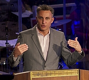 Foto de l'autor. Tullian Tchividjian, preaching at Coral Ridge Presbyterian Church on March 13, 2011 By User:DashHouse.The original uploader was StAnselm at English Wikipedia. - Transferred from en.wikipedia to Commons.(Original text: Cropped version of File:Tullian2011.jpg), CC BY-SA 3.0, <a href="//commons.wikimedia.org/w/index.php?curid=41739486" rel="nofollow" target="_top">https://commons.wikimedia.org/w/index.php?curid=41739486</a>