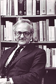 Foto de l'autor. R.W. Burchfield in June 1972 [credit: OED Archives]