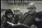 Forfatter foto. portrait of H.A.Rey in early seventies reading to children at Cambridge Adult Education Center by Elsa Dorfman, www.elsa.photo.net