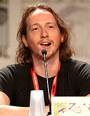 Foto de l'autor. Zeb Wells at the 2011 Comic Con in San Diego By Gage Skidmore, CC BY-SA 3.0, <a href="https://commons.wikimedia.org/w/index.php?curid=15906222" rel="nofollow" target="_top">https://commons.wikimedia.org/w/index.php?curid=15906222</a>