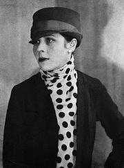 Fotografia dell'autore. Djuna Barnes, ca. 1921 [author is unknown; grabbed from Wikipedia]