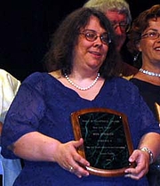 Foto de l'autor. Wen Spencer, accepting the Campbell Award at Torcon 3, the World Science Fiction Convention (Worldcon). Photo taken at the Hugo Award ceremony. Photo by David Brukman Date	30 August 2003