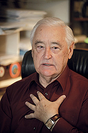 Foto de l'autor. Czeizel Endre magyar orvos-genetikus By Photo: 168 óra - <a href="http://www.168ora.hu/itthon/h1n1-czeizel-endre-uj-inluenza-jarvany-partpolitika-vedooltas-46353.html" rel="nofollow" target="_top">http://www.168ora.hu/itthon/h1n1-czeizel-endre-uj-inluenza-jarvany-partpolitika-...</a>, CC BY-SA 3.0, <a href="https://commons.wikimedia.org/w/index.php?curid=42226107" rel="nofollow" target="_top">https://commons.wikimedia.org/w/index.php?curid=42226107</a>
