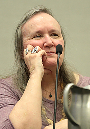 Kirjailijan kuva. Mercedes Lackey speaking at the 2018 Phoenix Comic Fest in Phoenix, Arizona. photographer: Gage Skidmore