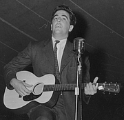Kirjailijan kuva. Alan Lomax playing guitar on stage at the Mountain Music Festival, Asheville, North Carolina: Library of Congress Prints and Photographs Division, Lomax Collection
(REPRODUCTION NUMBER:  LC-DIG-ppmsc-00433)
(cropped)