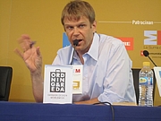 Författarporträtt. <a href="http://www.lacomarcadepuertollano.com/diario/noticia/2010_06_05/03" rel="nofollow" target="_top">http://www.lacomarcadepuertollano.com/diario/noticia/2010_06_05/03</a>