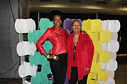Foto de l'autor. Rachel Renée Russell and Nikki Russell 2018 National Book Festival By Gamaliel - Own work, CC BY-SA 4.0, <a href="https://commons.wikimedia.org/w/index.php?curid=72320955" rel="nofollow" target="_top">https://commons.wikimedia.org/w/index.php?curid=72320955</a>
