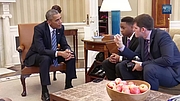 Foto de l'autor. Humans of New York photographer Brandon Stanton, Mott Hall Bridges Academy principal Nadia Lopez, and 13-year-old student Vidal Chastanet interview President Obama in the Oval Office.