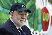 Author photo. Eric Carle lit son livre « La chenille qui fait des trous » à la télévision, en 2009, à New York