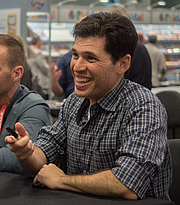 Foto de l'autor. Max Brooks at BookExpo By Rhododendrites - Own work, CC BY-SA 4.0, <a href="https://commons.wikimedia.org/w/index.php?curid=79476760" rel="nofollow" target="_top">https://commons.wikimedia.org/w/index.php?curid=79476760</a>