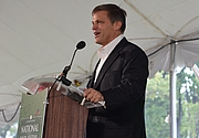 Foto de l'autor. Douglas Brinkley at National Book Festival By angela n. - <a href="https://www.flickr.com/photos/aon/8013895914/in/photostream/" rel="nofollow" target="_top">https://www.flickr.com/photos/aon/8013895914/in/photostream/</a>, CC BY 2.0, <a href="https://commons.wikimedia.org/w/index.php?curid=33741071" rel="nofollow" target="_top">https://commons.wikimedia.org/w/index.php?curid=33741071</a>