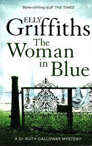The woman in blue de Elly Griffiths